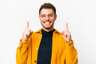 İzole edilmiş beyaz arka planı olan Brezilyalı adam harika bir fikre işaret ediyor.