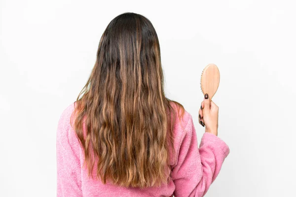 Mladá Žena Vlasy Hřeben Přes Izolované Bílé Pozadí Zadní Poloze — Stock fotografie