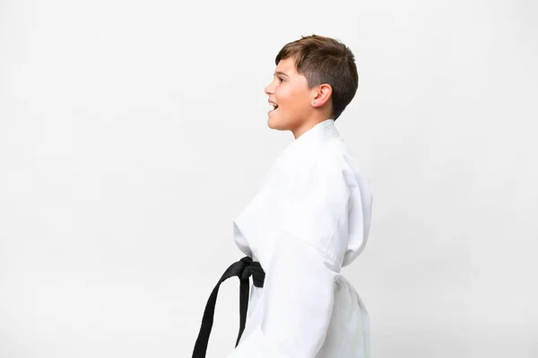 Pequeño Niño Caucásico Haciendo Karate Sobre Fondo Blanco Aislado Riendo —  Fotos de Stock