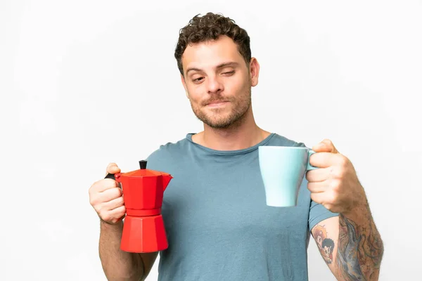 Brazilský Muž Drží Kávovar Přes Izolované Bílé Pozadí — Stock fotografie