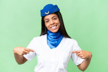 Uçak hostesi Afrikalı Amerikalı kadın izole edilmiş, gururlu ve kendini beğenmiş.
