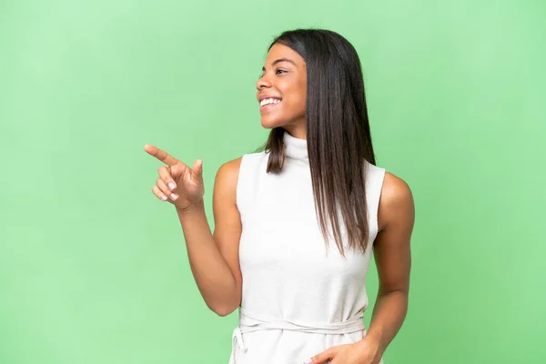 Молода Афроамериканська Жінка Над Ізольованим Заднім Планом Вказує Пальцем Бік — стокове фото
