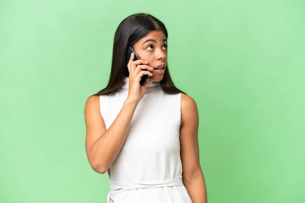 孤立した背景の上に若いアフリカ系アメリカ人の女性誰かと携帯電話との会話を保つ — ストック写真