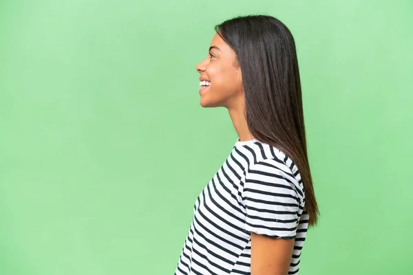 Junge Afroamerikanerin Über Isolierten Hintergrund Lacht Seitenlage — Stockfoto