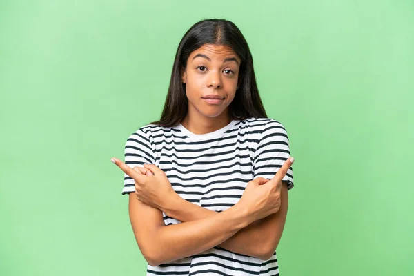Junge Afrikanisch Amerikanische Frau Mit Isoliertem Hintergrund Zeigt Auf Die — Stockfoto