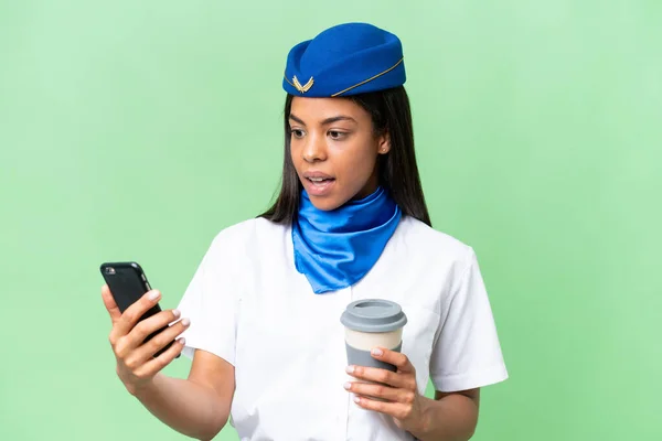 Vliegtuig Stewardess Afro Amerikaanse Vrouw Geïsoleerde Achtergrond Houden Koffie Mee — Stockfoto