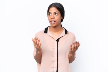 Beyaz arka planda yüzü sürpriz bir ifadeyle izole edilmiş genç Afrikalı Amerikalı kadın.