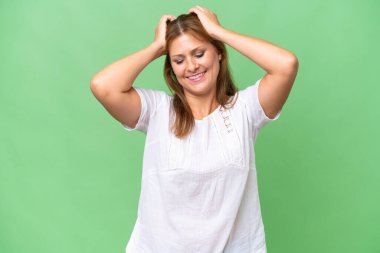 Orta yaşlı beyaz bir kadın izole bir geçmişle gülüyor.