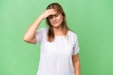 Orta yaşlı beyaz kadın, izole edilmiş geçmişinden dolayı baş ağrısı çekiyor.