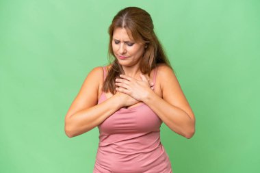 Orta yaşlı beyaz kadın izole edilmiş bir geçmişi var. Kalbinde ağrı var.