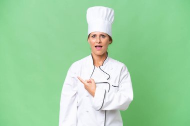 Orta yaşlı aşçı kadın soyutlanmış bir geçmişi var şaşırmış ve işaret ediyor