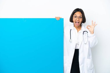 Beyaz arka planda izole edilmiş büyük bir afişi olan genç, melez bir ırk doktoru.