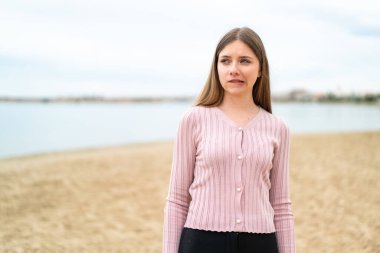 Kafası karışmış güzel sarışın bir kadın.