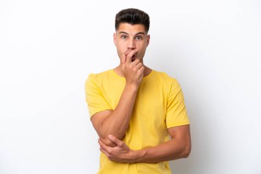 Beyaz arka planda izole genç beyaz adam şaşırdı ve şaşırdı