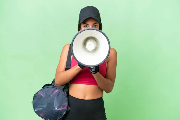 Африканская Американка Спортивной Сумкой Изолированном Фоне Кричит Через Мегафон — стоковое фото