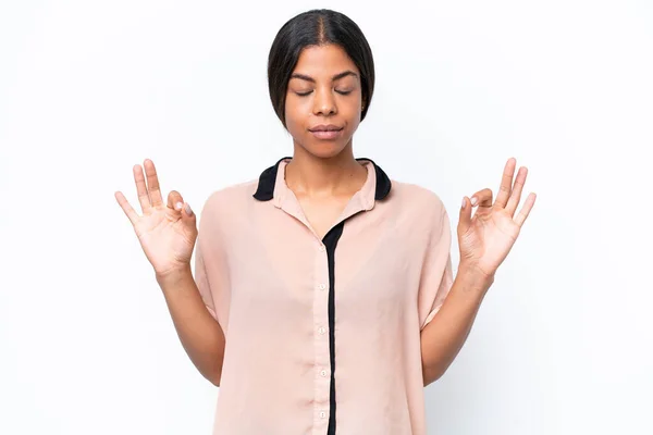 Junge Afroamerikanerin Isoliert Auf Weißem Hintergrund Zen Pose — Stockfoto
