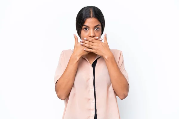 Junge Afroamerikanerin Isoliert Auf Weißem Hintergrund Mund Mit Händen Bedeckt — Stockfoto