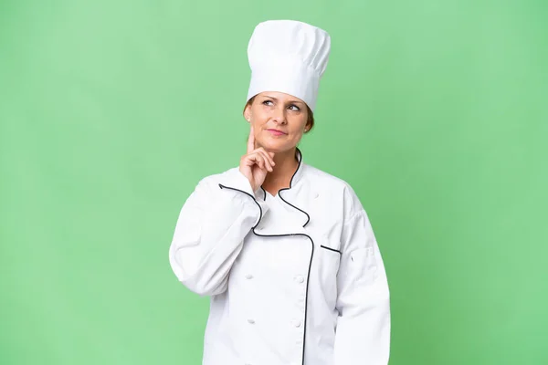 Chef Donna Mezza Età Sfondo Isolato Pensando Idea Mentre Guardando — Foto Stock