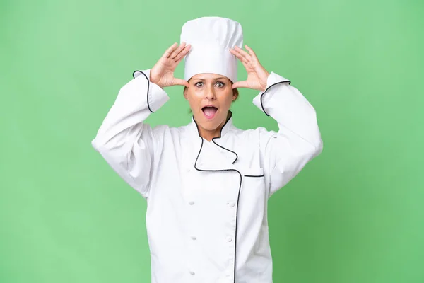 Chef Donna Mezza Età Sfondo Isolato Con Espressione Sorpresa — Foto Stock