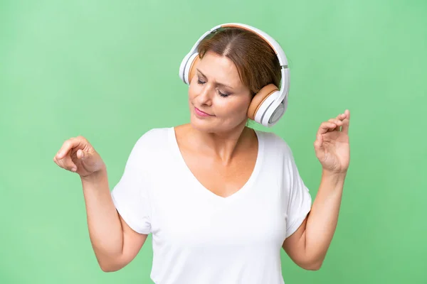Μεσήλικη Καυκάσια Γυναίκα Απομονωμένο Φόντο Ακούγοντας Μουσική Και Χορεύοντας — Φωτογραφία Αρχείου