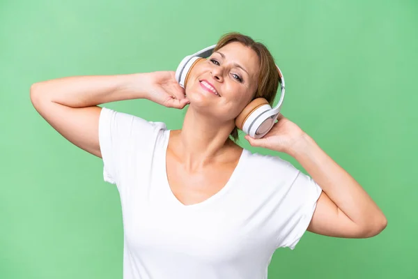 Middle Aged Caucasian Woman Isolated Background Listening Music — Stock Photo, Image