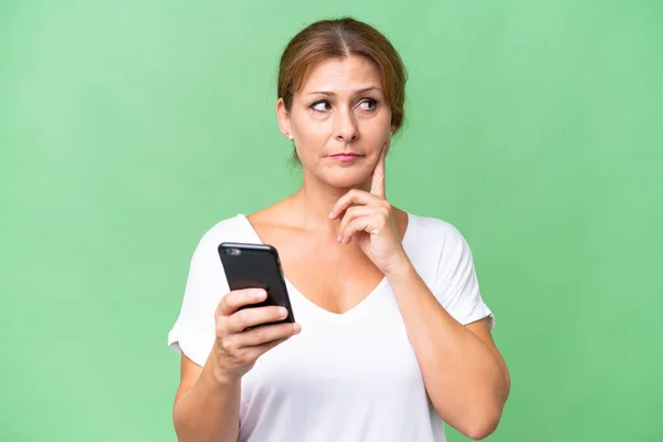 Mujer Caucásica Mediana Edad Sobre Fondo Aislado Utilizando Teléfono Móvil — Foto de Stock