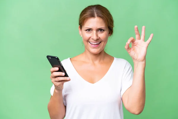 Donna Caucasica Mezza Età Sfondo Isolato Utilizzando Telefono Cellulare Facendo — Foto Stock