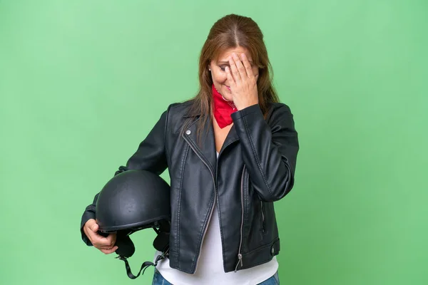 中年Caucasian女性とともにオートバイヘルメット上の隔離された背景で疲れと病気の式 — ストック写真
