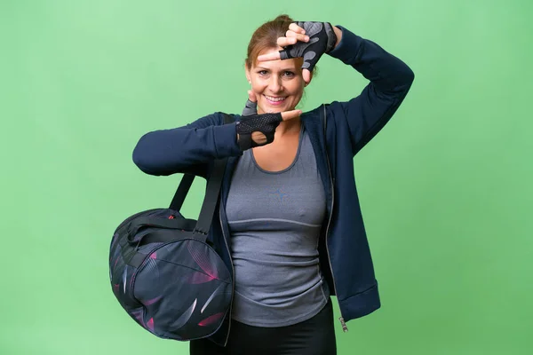 Sportlerin Mittleren Alters Mit Sporttasche Über Isoliertem Fokussiertem Gesicht Framing — Stockfoto