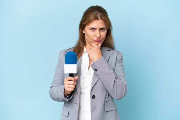 Orta Yaşlı Televizyon Sunucusu Kadın Soyutlanmış Mavi Arka Plan Düşüncesi — Stok fotoğraf