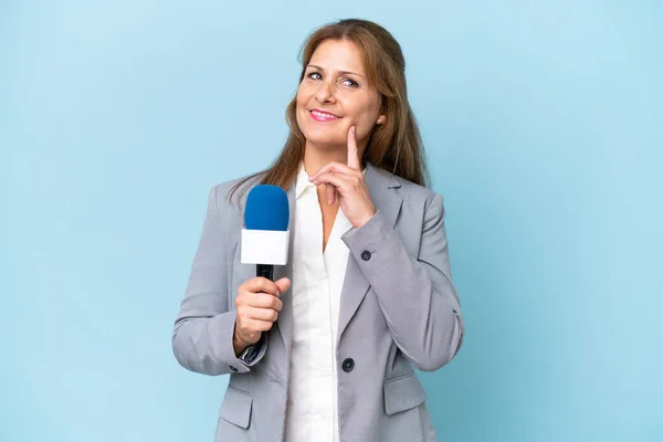 Orta Yaşlı Televizyon Sunucusu Kadın Mavi Arka Planda Izole Edilmiş — Stok fotoğraf