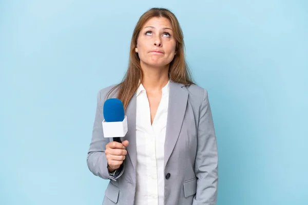 Mujer Presentadora Televisión Mediana Edad Sobre Fondo Azul Aislado Mirando —  Fotos de Stock