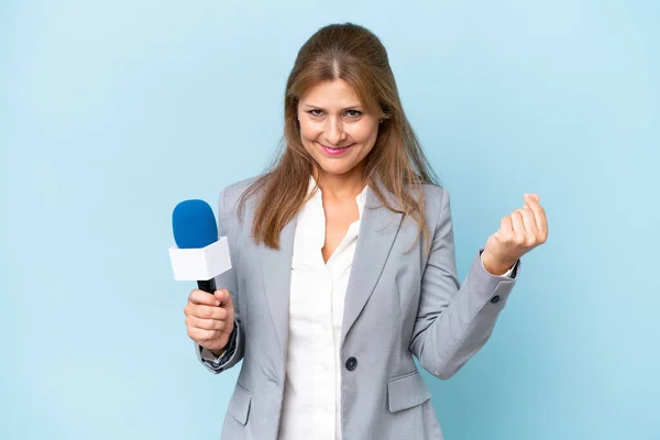 Mujer Presentadora Televisión Mediana Edad Sobre Fondo Azul Aislado Haciendo — Foto de Stock