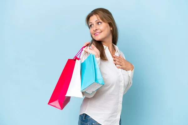 Kaukasische Frau Mittleren Alters Isoliert Auf Blauem Hintergrund Einkaufstüten Haltend — Stockfoto