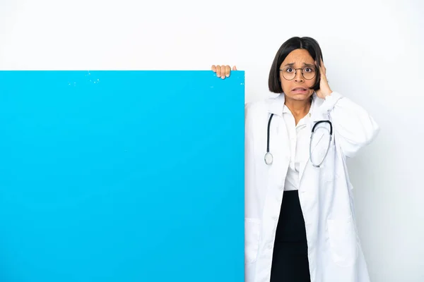年轻的混合赛女医生 有着白色背景的大海报 做着紧张的手势 — 图库照片