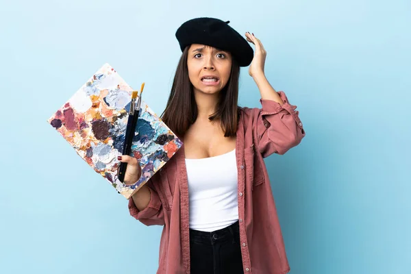 Jonge Artiest Vrouw Met Een Palet Geïsoleerde Blauwe Achtergrond Doet — Stockfoto