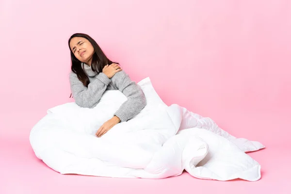 Joven Mujer Raza Mixta Con Pijama Sentada Suelo Sufriendo Dolor —  Fotos de Stock