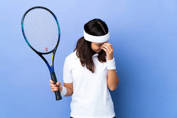 Genç Bayan Tenisçi Arka Planda Gülüyor — Stok fotoğraf
