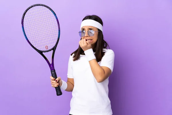 若いです女性テニス選手上の隔離された背景は少し緊張しています — ストック写真