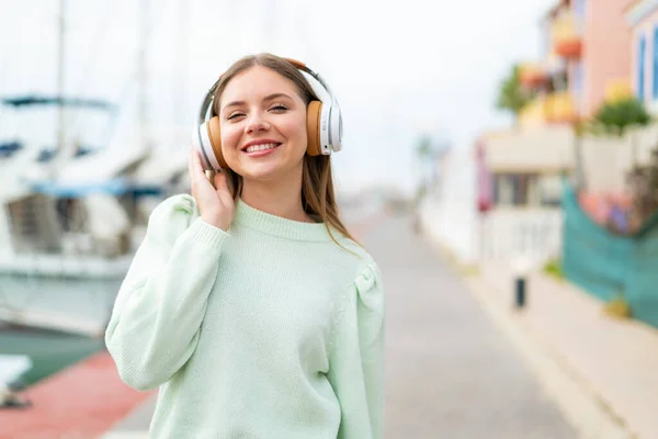 Νεαρή Όμορφη Ξανθιά Γυναίκα Ακούει Μουσική — Φωτογραφία Αρχείου