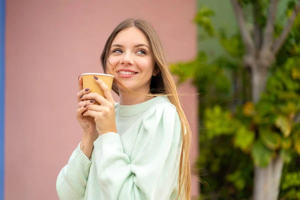 Ung Söt Blond Kvinna Som Håller Bort Kaffe Och Har — Stockfoto