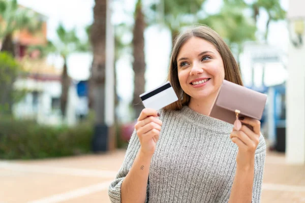 Νεαρή Όμορφη Ξανθιά Γυναίκα Κρατώντας Πορτοφόλι Και Πιστωτική Κάρτα Χαρούμενη — Φωτογραφία Αρχείου