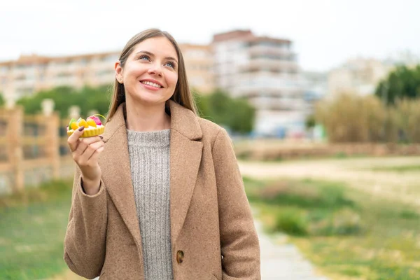 Sarışın Güzel Bir Kadın Açık Havada Bir Tart Tutuyor Gülümserken — Stok fotoğraf
