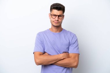 Beyaz arka planda izole edilmiş, mutsuz bir ifadeyle genç beyaz bir adam.