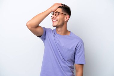 Beyaz arka planda izole genç beyaz adam bir şey fark etti ve çözüm niyetinde