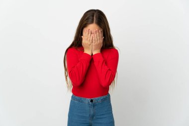 Küçük kız izole edilmiş beyaz arka plan, yorgun ve hasta bir ifade.