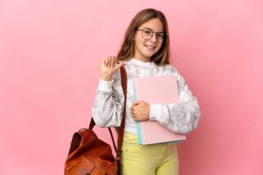 Soyutlanmış küçük kız pembe arka planda gururlu ve kendini beğenmiş.