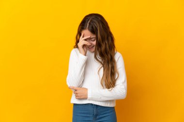 İzole edilmiş sarı arka plandaki çocuk gülüyor