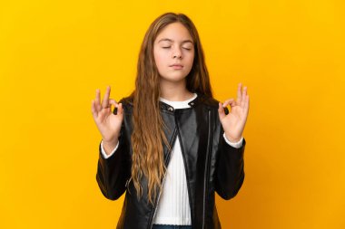 Zen pozunda izole edilmiş sarı arka plan üzerindeki çocuk