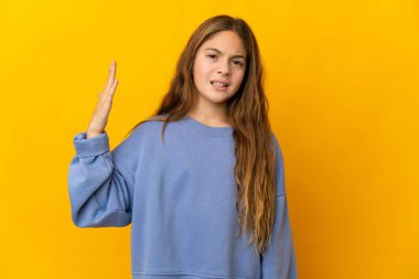 Çocuk yorgun ve hasta bir ifadeyle izole edilmiş sarı arka plan